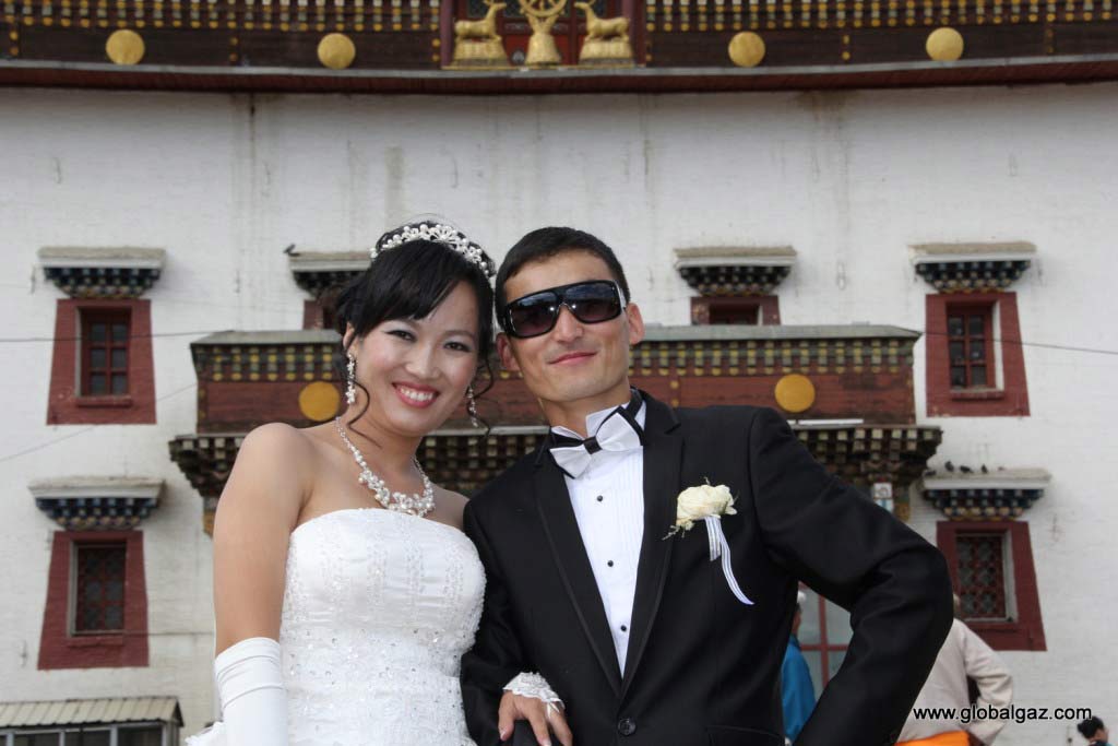 bride and groom in mongolia